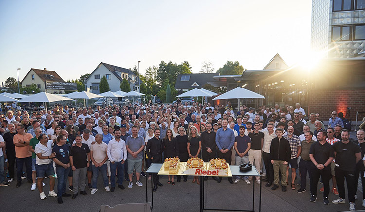 Die rund 500 Mitarbeiter standen beim Fest zum 100-jährigen Jubiläum von Rieber im Mittelpunkt. Dabei gab es viele kulinarische Highlights, Musik, Festreden und unterhaltsame Programmpunkte. Foto: Rieber