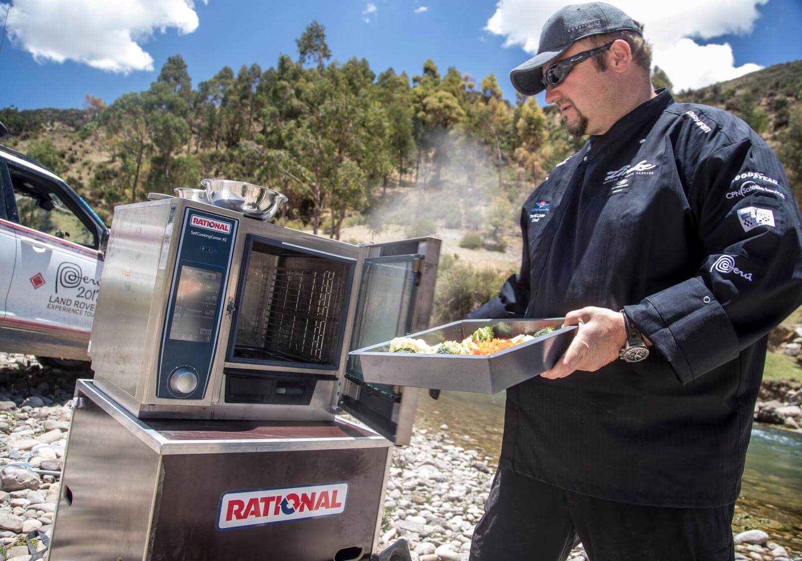 Koch und Abenteurer René Linke von Linke Catering auf der Landrover-Discovery-Experice-Tour 2019. Foto: Rational