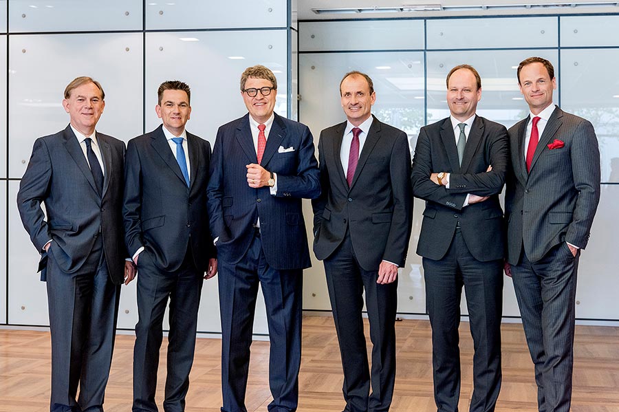 Die Miele-Geschäftsleitung (v.l.):Eduard Sailer (Geschäftsführer Technik), Stefan Breit (Stv. Geschäftsführer Technik), Reinhard Zinkann (Geschäftsführender Gesellschafter), Olaf Bartsch (Geschäftsführer Finanzen und Hauptverwaltung), Markus Miele (Geschäftsführender Gesellschafter) und Axel Kniehl (Geschäftsführer Marketing und Vertrieb). Foto: Miele