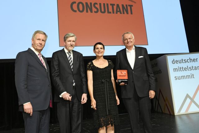 v. l. n. r.: Top-Consultant-Mentor Christian Wulff, der wissenschaftliche Leiter Dietmar Fink, Ute Rieger und Robert Cordes, Geschäftsführer Cordes Rieger Consulting. Foto: KD Busch/compamedia