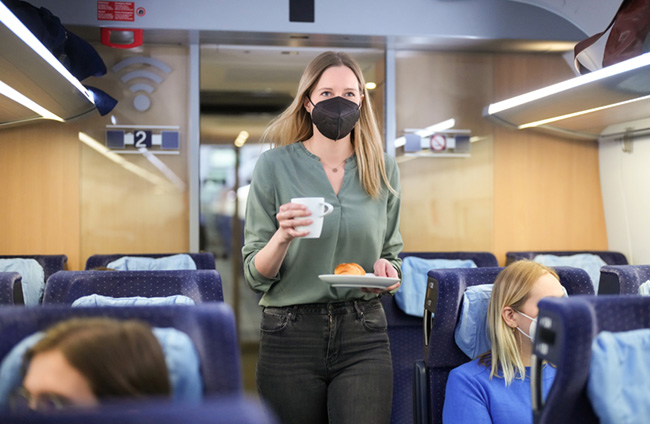 Ab Januar werden Speisen und Getränke in DB-Fernverkehrszügen auch außerhalb des Bordbistros und der 1. Klasse in Mehrweg-Porzellan und -Gläsern angeboten. Foto: Oliver Lang / DB