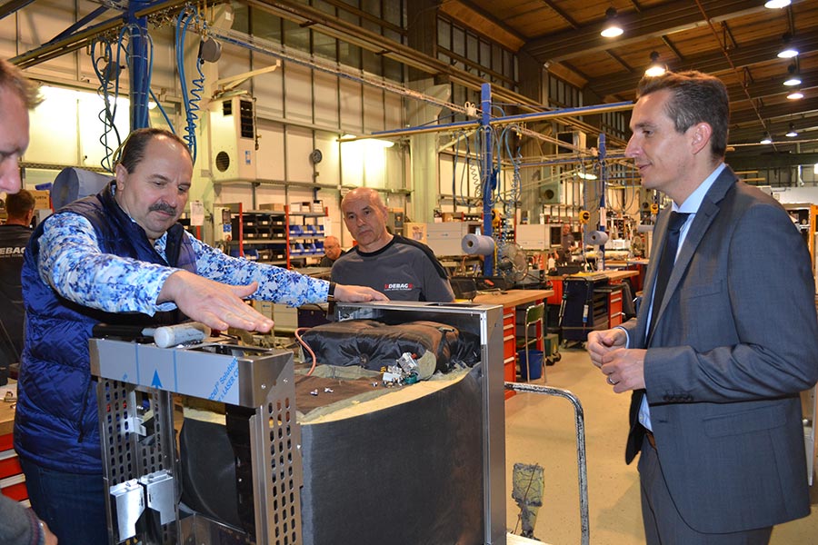 Einen Blick hinter die Kulissen warf Stern- und Fernsehkoch Johann Lafer bei einem Besuch des Debag-Unternehmenssitzes in Bautzen. Der Koch ist seit vergangenem Jahr Werbegesicht des Unternehmens. Foto: Debag