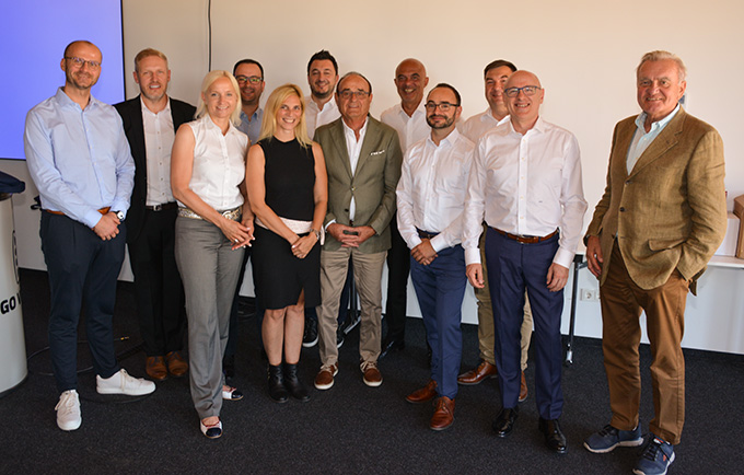 Die Management-Teams aus Italien, Deutschland und der Schweiz haben die Eröffnung der deutschen Irinox-Niederlassung in Neusäß bei Augsburg gefeiert. Mit dabei war Unternehmensgründer und -inhaber Florindo da Ros (Mitte). Foto: Lang