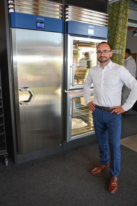 Max Klotzsche, Country-Manager Deutschland, präsentiert das Irinox-Sortiment in der neuen Niederlassung. Foto: Lang