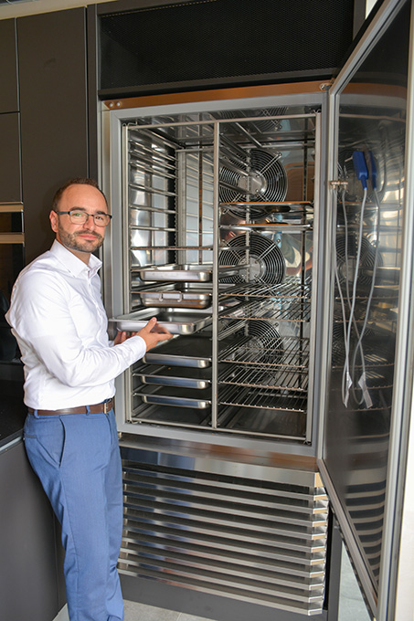 Bei den Schulungen können Fachhändler, Planer und Anwender die Vorzüge der Irinox-Technologie direkt vor Ort testen, wie Vertriebsexperte Max Klotzsche erklärte. Foto: Lang