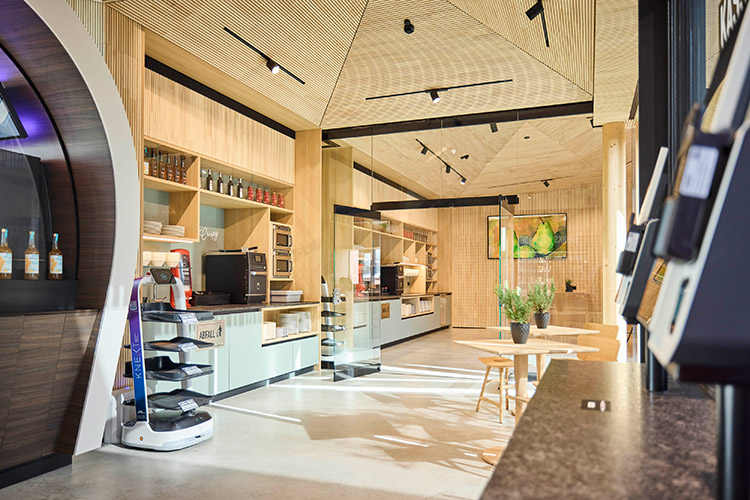 Im neuen Mitarbeiterrestaurant der SAR Group stehen auf 150 Quadratmetern rund 100 Sitzplätze zur Verfügung. Es werden gekühlte Getränke, regionale Produkte und frisch zubereitete Ready-to-eat-Gerichte angeboten. Foto: Wanzl / Knext