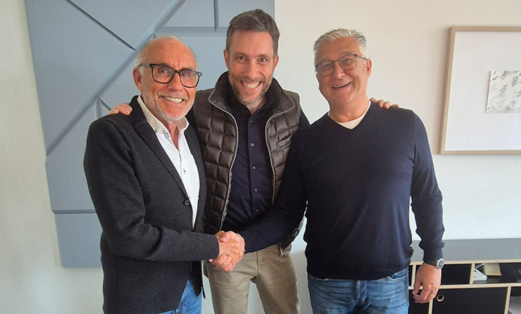 Konnten die Übernahme von Vtechnik Planung durch K&P verkünden (v.l.): Die K&P-Inhaber Günter und Simon Kuhn sowie Vtechnik-Gründer Peter Adam-Luketic. Foto: K&P-Gruppe