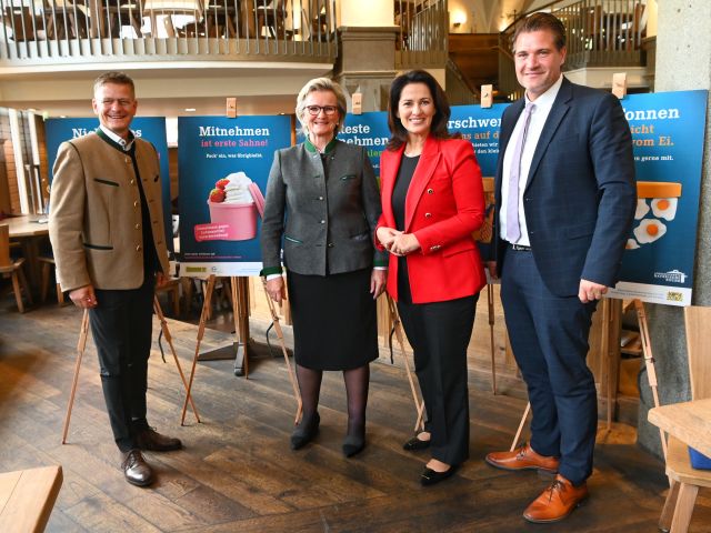 Stellten die neue Initiative gegen Lebensmittelverschwendung in der bayerischen Gastronomie vor (v.l.n.r.): Jürgen Lochbihler (Geschäftsführer „Der Pschorr“), Angela Inselkammer (Präsidentin Dehoga Bayern), Staatsministerin Michaela Kaniber und Thomas Geppert (Landesgeschäftsführer Dehoga Bayern). Foto: Stefanie Büchl/StMELF