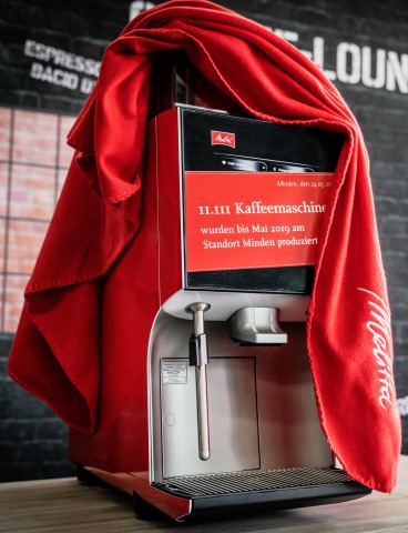 11.111 Kaffeemaschinen wurden bis Ende Mai am Mindener Standort von Melitta Professional Coffee Solutions gebaut. Die Jubiläumsmaschine, eine Cafina XT6, bleibt im Unternehmen. Foto: Melitta Professional Coffee Solutions