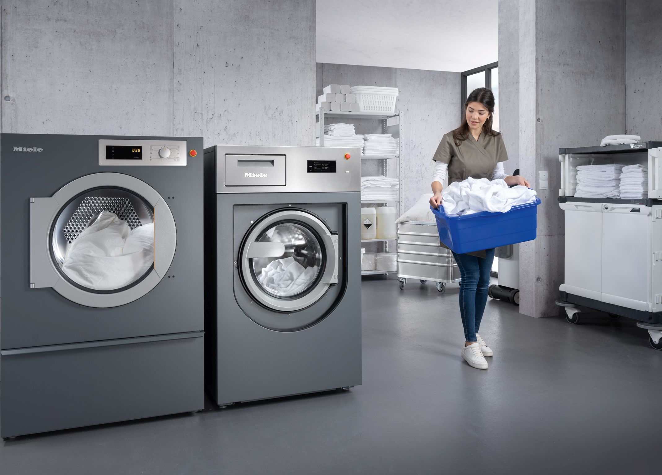 Wer ab 1. September in zwei Geräte aus dem Bereich Wäschereitechnik von Miele Professional investiert, spart durch eine Preisaktion und – laut Hersteller – auch langfristig durch kurze Laufzeiten sowie niedrige Verbräuche. Foto: Miele Professional