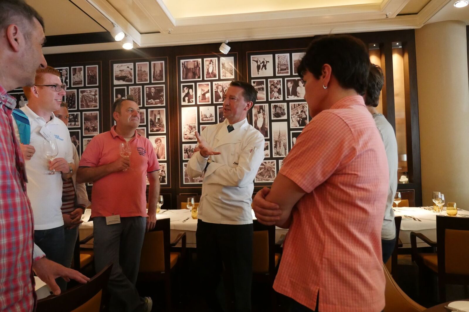 Peter Sikorra, Restaurantchef im Theo’s und Küchendirektor des Grand Elysée, im Gespräch mit Teilnehmern der Hamburger Trendtour. Foto: Netzwerk Culinaria