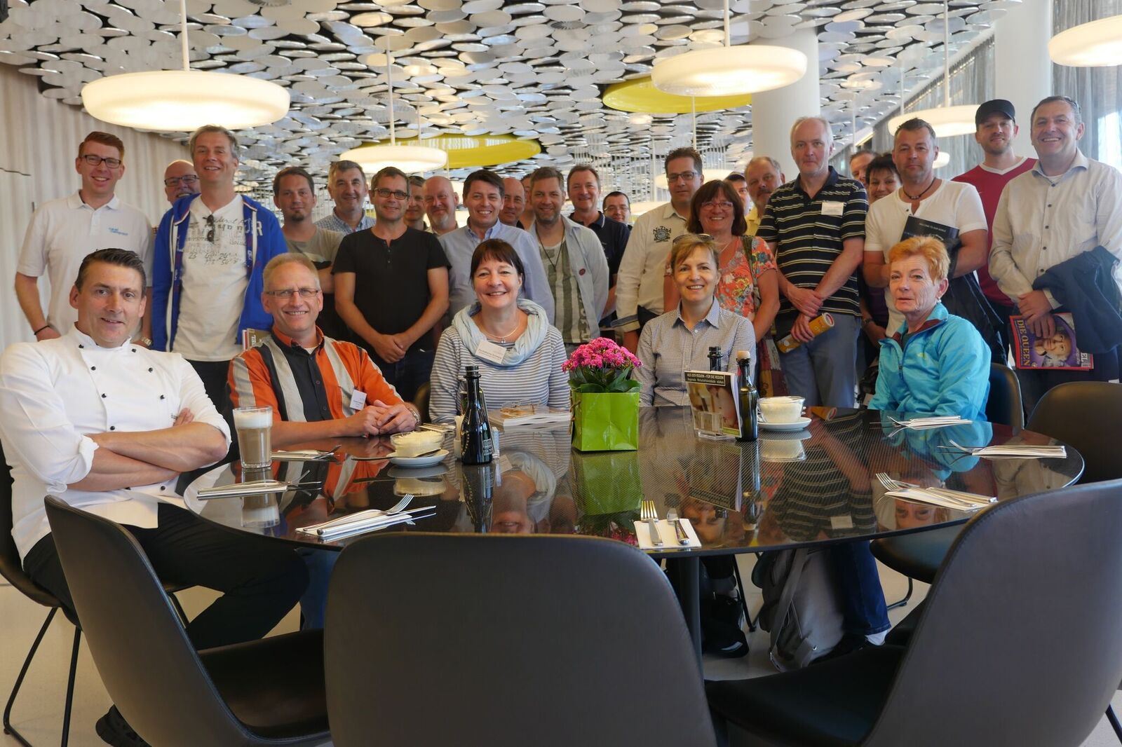 Netzwerk Culinaria zu Besuch beim Spiegel-Verlag und dessen Küchendirektor Alfred W. Freeman (l.). Foto: Netzwerk Culinaria