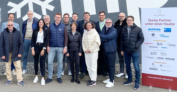 Vertreter der Jubiläumsrunde 2024 des Netzwerk Culinaria (v.l.): Thomas B. Hertach (vorne), Marc Reichling, Christoph Danne (alle drei Hupfer), Olivia Sidler (Cool Compact), Ludwig Spiegel (MKN), Andreas Glose (Cool Compact), Dietmar Krämer (Melitta Professional), Sybille Lichtenfeld (Bankett Profi), Andreas Lindauer (Cool Compact), Frank Rödel (Viessmann), Friedrun Pajdakovic (Halton), Axel Kappenberger (Nestlé Professional), Dirk Hanisch (MKN), André König und Lars Urban (beide Meiko). Foto: Netzwerk Culinaria