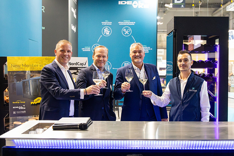 Beim Pre-Launch Mitte Oktober auf der Host in Mailand wurde die strategische Vision von Nordcap Nordic vorgestellt. Mit dabei waren (v.l.) Joshua Winnen (Nordcap Nederland & Nordcap Nordic), Peter Habersatter (Ideal AKE), Oliver Frosch (Nordcap) und Riccardo Tach (Nuovair). Mit der Gründung will die Gruppe ihre internationale Wachstumsstrategie sowie ihr Engagement für Innovation, Nachhaltigkeit und Transparenz unterstreichen. Foto: Nordcap