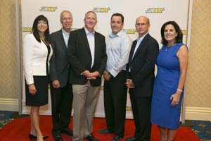 Suzanne Greco President of Subway; Bob Wonder EVP Sales America’s, Manitowoc Foodservice; John Klingenberger VP Global Account Sales, Manitowoc Foodservice; Bo Erickson Vice President of Sales – Distribution, Manitowoc Foodservice; Bill Hallett SVP- Strategic Accounts, Manitowoc Foodservice; Jan Risi President/CEO at Independent Purchasing Cooperative (v.l.) bei der Preisverleihung in Las Vegas. Foto: Manitowoc