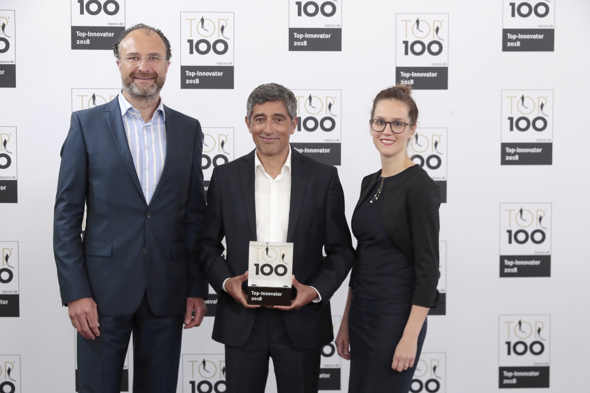 Freuen sich über die Preisübergabe bei Top-100 (v.l.): Michael Krohe (Geschäftsführer Remsgold), Ranga Yogeshwar (Wissen-schaftsjournalist, Physiker, Moderator), Verena Bund (Strategie und Controlling Remsgold). Foto: Compamedia