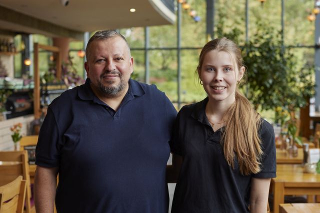 Freuen sich über den Metro-Preis für nachhaltige Gastronomie 2023: Inhaber Sinan Bozkurt und Management-Assistentin Jael Meyn vom Restaurant Ronja im Ringlokschuppen im Ruhrgebiet. Foto: METRO Deutschland / Photo by Jan Voth