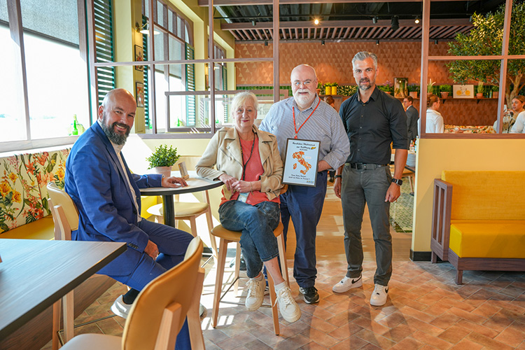 Unter der Planung und Bauleitung der Soda Group ist am Flughafen Köln-Bonn das neue mediterrane Gastrokonzept Terracotta entstanden. Darüber freuten sich bei der Eröffnung (v.l.) Flughafenchef Thilo Schmid, Silke Horemans (Geschäftsbereichsleiterin Commercial Activities Flughafen Köln/Bonn), Giancarlo Ercolin und Daniel Ramroth (beide General Manager für Autogrill am Flughafen Köln/Bonn). Foto: Köln Bonn Airport
