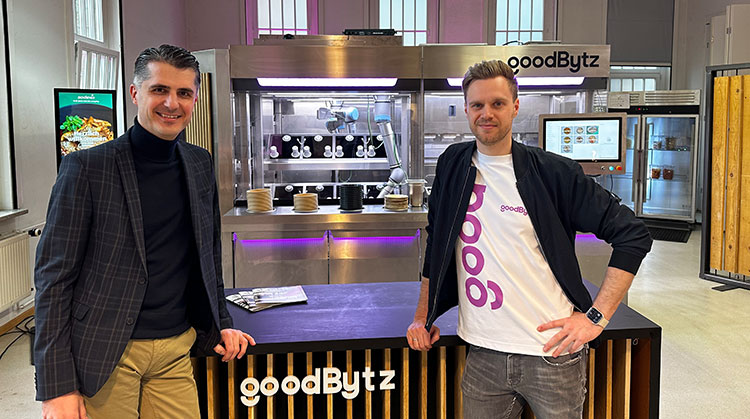 Das Hamburger Foodtech-Start-up Goodbytz sorgt ab dem späten Frühjahr am Universitätsklinikum Tübingen für ein neues Gastronomieerlebnis. Mit dem Auftrag des Groß-Caterers Sodexo wird Goodbytz erstmals die tägliche Versorgung in einem Krankenhaus mitübernehmen. Zirka 200 ambulante Patienten des Reha-Zentrums werden jeden Tag ein frisches Essen aus der Roboterküche erhalten. Hadis Berbic (l.), Director Public Catering bei Sodexo Deutschland, und Goodbytz-CEO Hendrik Susemihl freuen sich auf die Zusammenarbeit. Foto: Sodexo