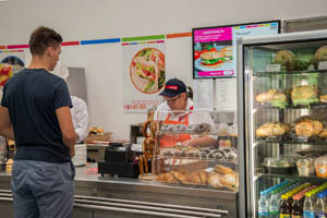 Pünktlich zum Beginn des neuen Schuljahres hat Sodexo bei seinem langjährigen Kunden, dem Sportgymnasium Neubrandenburg, das neue Verpflegungskonzept Food4U eingeführt. Das flexible und nachhaltige Konzept wurde speziell für weiterführende Schulen entwickelt. Foto: Sodexo