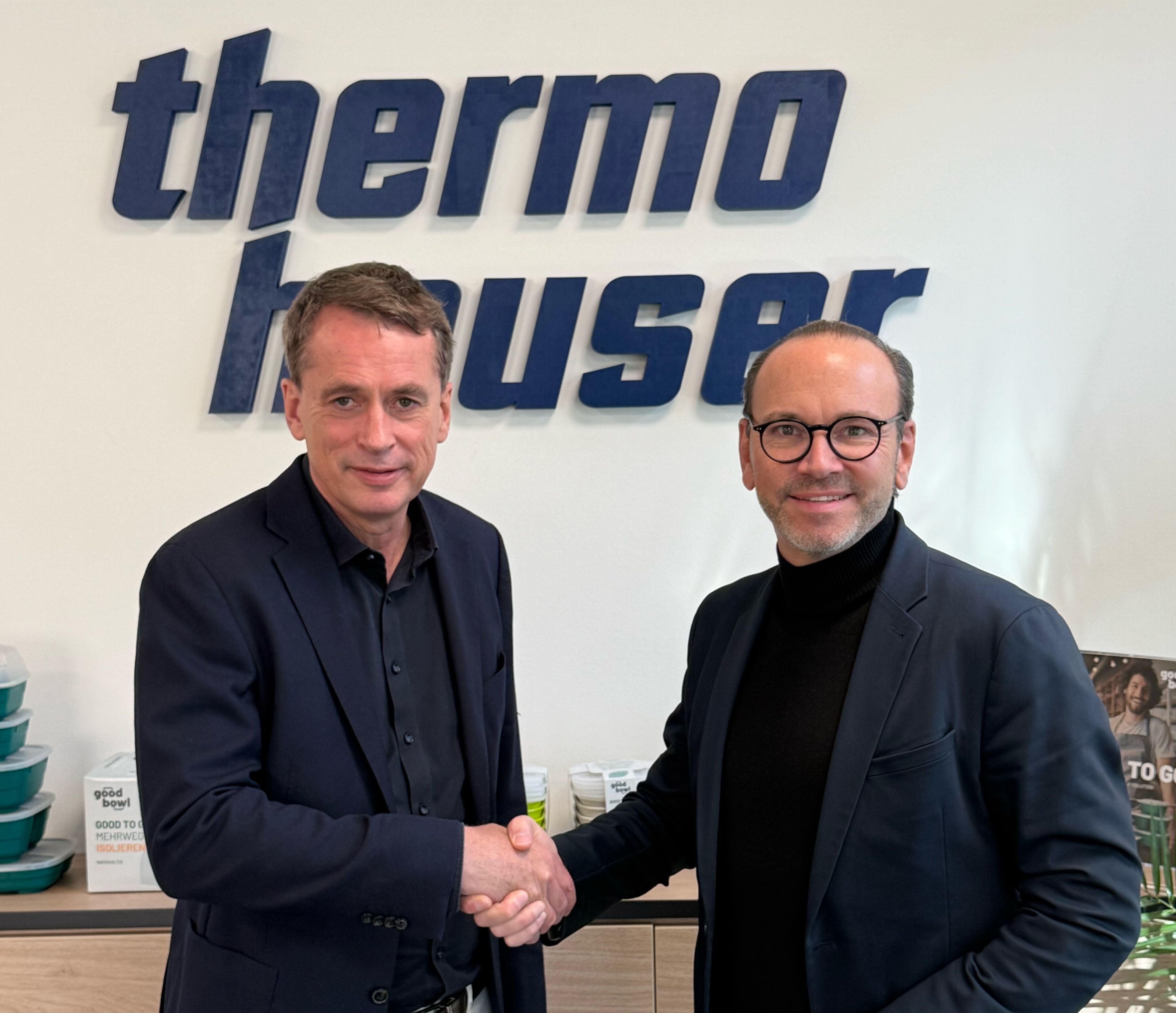 Die Vertragspartner haben sich geeinigt: Henner Witte (Group CEO HSW, l.) übergibt die Geschäftsanteile von Thermohauser an Frank Lutz, der nun geschäftsführender Gesellschafter des Unternehmens ist. Foto: Thermohauser