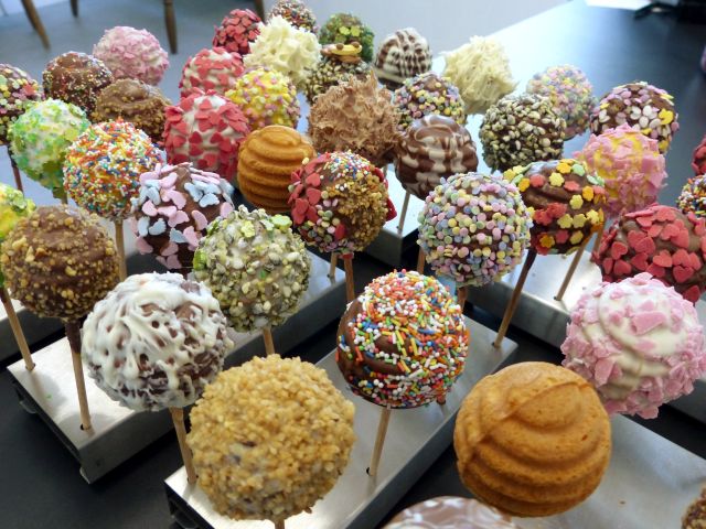 Wie einfach die Zubereitung von Cake Pops sein kann, zeigt ein neues Video von Neumärker, das das Twist-Pop-Konzept veranschaulicht. Foto: Neumärker