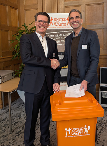 Klaus Ridderbusch (r.) begrüßt Frank Bußmann, der die Arbeit als Geschäftsführer bei United Against Waste ab 2026 übernehmen wird.