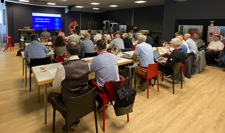 Rund um die Themen Multifunktionalität, Sicherheit und nachhaltige Konzepte in Großküchen informierten sich zirka 30 Fachplaner aus der Region D-A-CH beim Welbilt-Unternehmen Convotherm. Fotos: Welbilt (3)