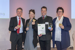 Jury-Mitglied Guido Ritter (Fachhochschule Münster), Foodtrendforscherin Hanni Rützler, Gewinner Otmar Mutzenbach (Weisses Bräuhaus) und Förderer Verena Exner (Deutsche Bundesstiftung Umwelt) (v.l.) freuten sich gemeinsam bei der Preisverleihung in Köln. Foto: David Klammer/Welthungerhilfe
