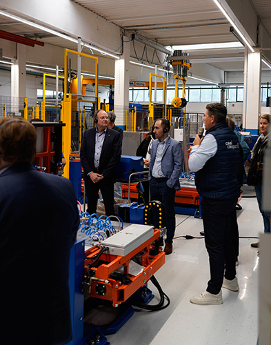 Die Fachplaner begannen das zweitägige Seminar bei Cool Compact mit einer Werksführung, bei der Andreas Lindauer und Andreas Glose die Produktionsabläufe und technische Details erläuterten. Foto: Cool Compact