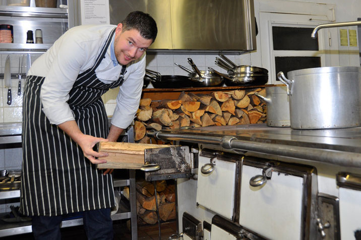 Auch der weit über die Grenzen von Regensburg bekannte Schweinebraten aus dem Hause Röhrl wird ausschließlich in der holzbefeuerten Bratröhre zubereitet. Natürlich bedarf dies besonderer Erfahrung, da die gewünschte Hitze mit der Anzahl der Buchenhölzer, der Einstellung der Rauchklappe und teilweise sogar mit dem Öffnen der Bratrohrtür geregelt werden muss. Fotos: Wamsler/Degrotec