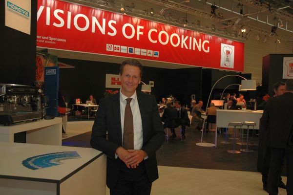 Peter Hörstke vom Fachhandelsunternehmen Hörstke Großküchen/Einrichtungen war einer der wenigen Aussteller, der im Bereich Großküchen- und Gastronomie-Ausstattung zusammen mit Lieferanten Lösungen für die GV und Gastronomie zeigte. Foto: Lang