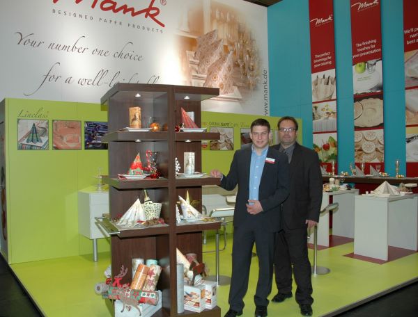 André Becker (Verkauf Gastronomie, l.) und Matthias Alhäuser (Einkauf) von Mank präsentierten die aktuellen Herbst- und Winterkollektionen am Messestand und verbreiteten Vorfreude auf die kälteren Jahreszeiten. Fotos: Roß
