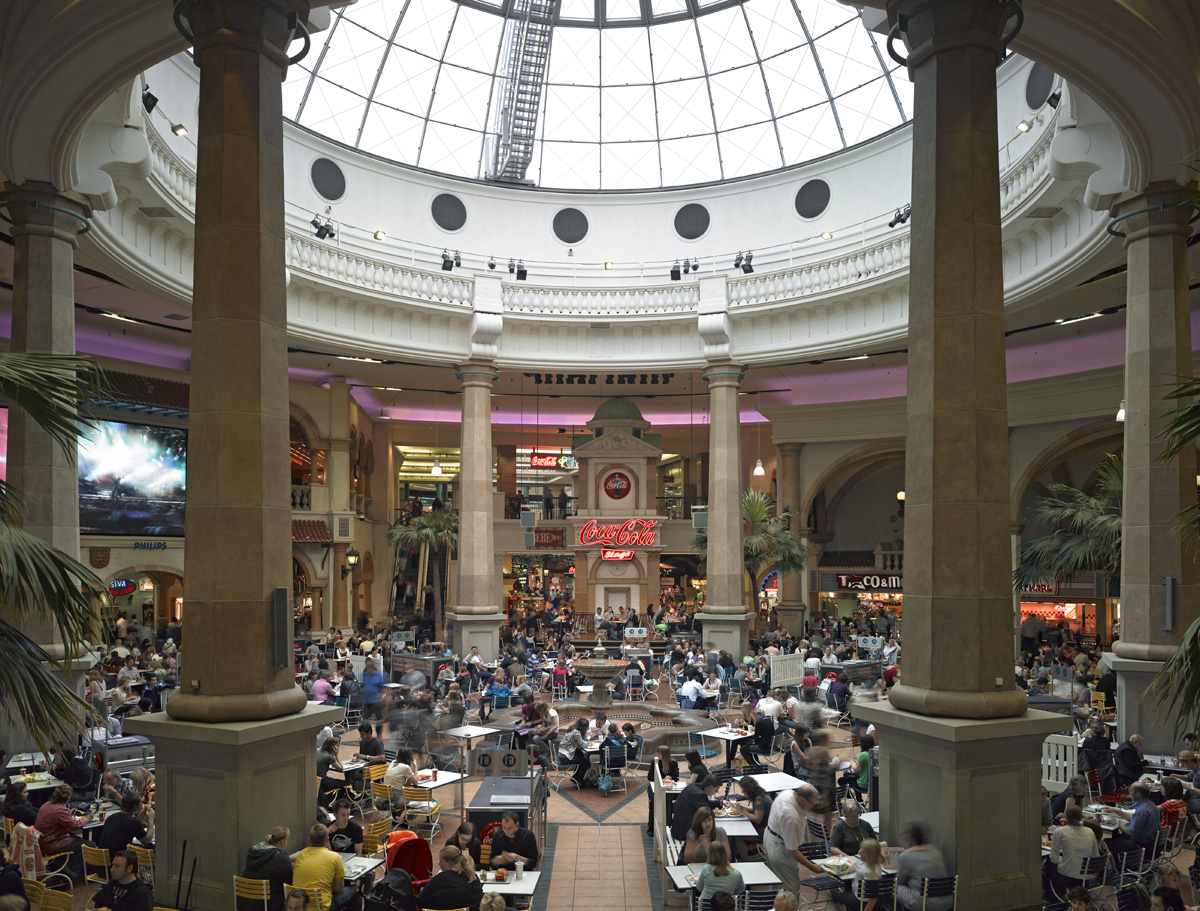Werden in Food Courts für jedermann nutzbare Tische und Stühle aufgestellt, so gilt für die einzelnen Systemgastronomen bei einem Verzehr vor Ort weiterhin der volle Steuersatz – so auch in der Coca-Cola-Oase im Centro Oberhausen. Foto: Centro