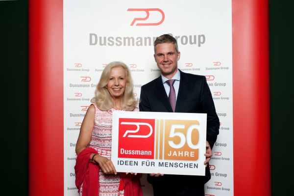 Catherine von Fürstenberg-Dussmann und Dirk Brouwers präsentieren das Jubiläumslogo: „50 Jahre Dussmann Group – 50 Jahre Ideen für Menschen“. Fotos: Dussmann Group