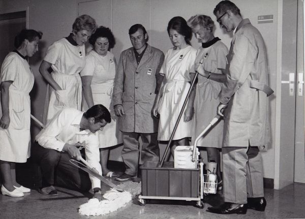 Zu den Junggesellenwohnungen, mit denen alles begann, kamen ab 1965 die ersten gewerblichen Kunden. Krankenhäuser beauftragen ab 1968 die Dussmann Group mit der Reinigung und Klinikhygiene.