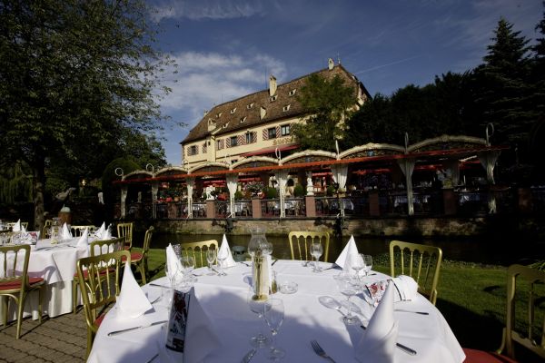 Tagsüber bietet der Europa-Park den Besuchern frisch zubereitete badisch-elsässische Spezialitäten in der Schlossgastronomie. Fotos (2): Europa-Park