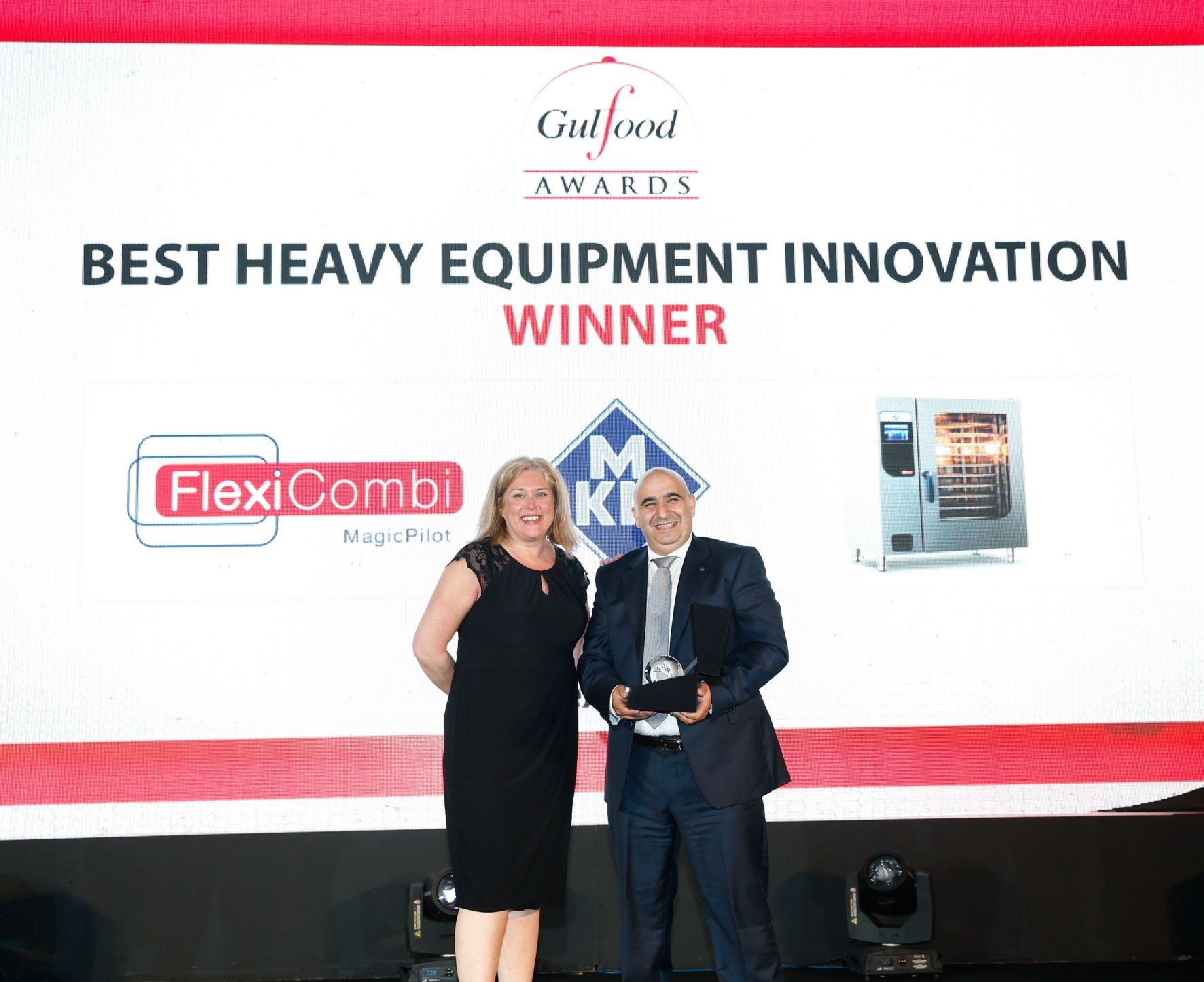 Jurymitglied Lisa Jenkins (l.) und Elias Rached (MKN Regional Director Sales MENA) bei der Award Verleihung. Foto: MKN