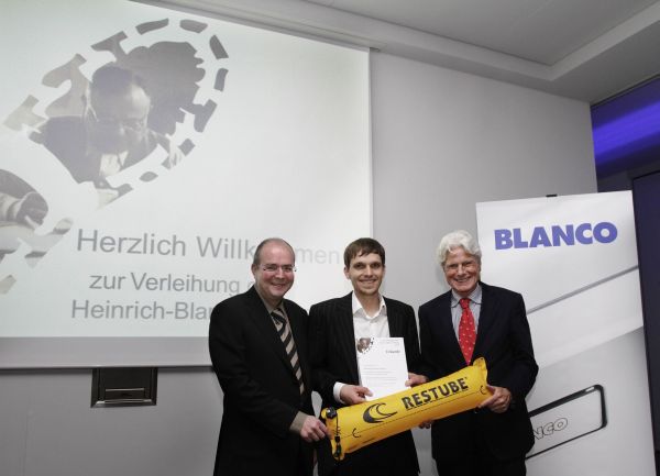 Ausgezeichnet für seine innovative Produktidee und dessen Vermarktung: Christopher Fuhrhop,  mit den Juroren und Vorständen der Heinrich-Blanc-Stiftung, Manuel Blanc (links) und Frank Straub (rechts). Foto: Blanco