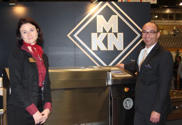 Die Köche der Olympiade kochten mit Profi-Kochtechnik von MKN. Anja Halbauer und Ralf Lentwojt präsentierten stolz den Flexichef.