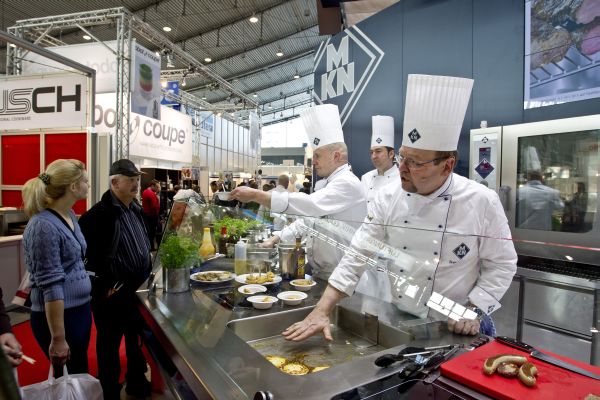 Zahlreiche Firmen präsentierten auf der Intergastra 2012 ihre innovativen Neuheiten. MKN zeigte seine Profikochtechnik auch in Aktion und verköstigte die Besucher. Foto: Messe Stuttgart