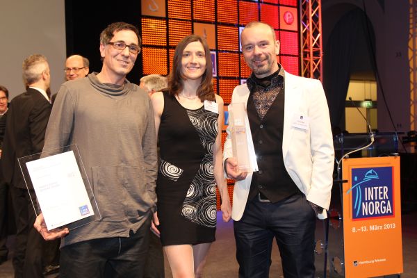 Newcomer Karim Teufel (v.l.), Adina Schürg und Florian Mayr von Das Eis, von Healthy Planet (Qoobee GmbH), freuen sich über den Zukunftspreis in der Kategorie Top Runner Angebot Nahrungsmittel und Getränke. Foto: HMC / WA