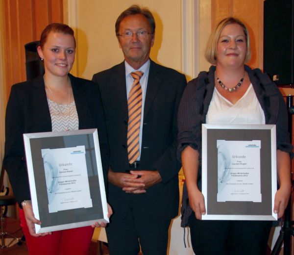 Jürgen Winterhalter mit den zwei glücklichen Absolventinnen: Simone Klesel (l.) und Laureen Kugler (r.). Foto: Winterhalter
