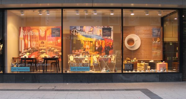 Nach Inszenierungen im Traditionskaufhaus Galeria Inno in Brüssel (siehe Foto) stehen diesen Monat die Kaufhof-Filialen Nürnberg und Chemnitz ganz im Zeichen des Porzellans für die Sinne. Foto: Kahla