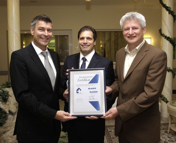 Blanco-Personaldirektor Ulrich Harm (v.l.), Dirk Lorscheider, Geschäftsführer Haus Edelberg, und Jens Döllerer, Leiter Personal- und Sozialwesen Blanco Professional, freuen sich nach Unterzeichnung der Kooperationsvereinbarung auf eine erfolgreiche Zusammenarbeit. Foto: Blanco Professional