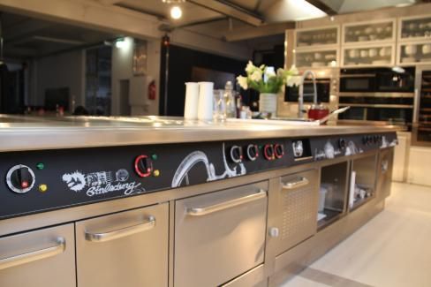 „Diesen Herdblock gibt es garantiert kein zweites Mal“, sagt Küppersbusch CEO Marc-Oliver Schneider. „Alle Beteiligten haben ihr Herzblut in dieses Projekt gelegt und das merkt man. Wir sind mächtig stolz auf das Ergebnis und darauf, dass wir die Hotel & Design „Desi“ in der Küchentechnik gewonnen haben.“ Foto: Küppersbusch