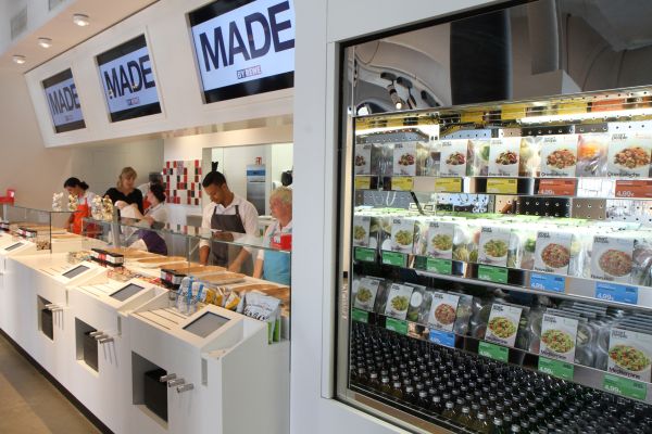 „Made by Rewe ist für uns der konsequente Schritt, Supermärkte in hochfrequentierten Lagen verstärkt zu sozialen Treffpunkten zu machen, wo unsere Kunden neben dem Lebensmitteleinkauf auch vom Außer-Haus-Verzehr profitieren können“, sagt Lionel Souque, Vorstandsmitglied der Rewe Group und für die Rewe Supermärkte in Deutschland verantwortlich. Fotos: Rewe