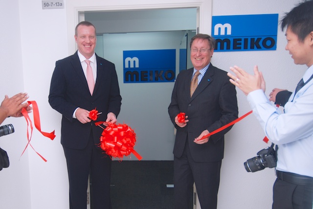 Rudolf Kitzbichler, Regional Sales Manager (v.l.) und Burkhard Randel, Geschäftsführer Meiko Maschinenbau freuen sich über die Eröffnung der neuen Niederlassung in Kuala Lumpur, Hauptstadt von Malaysia. Foto: Meiko
