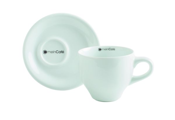 Dank des großzügigen, ergonomischen Henkels liegt die Tasse von Kahla Café Sommelier gut in der Hand. Die asymmetrische Untertasse bietet ausreichend Raum für den Löffel und für Süßes – zum Beispiel von Apetito Catering. Foto: Kahla