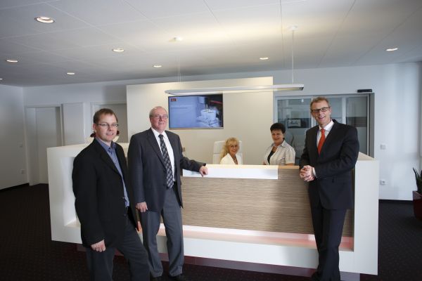 Axel Runksmeier (v.l.), Bernd Buchholz, Gabriele Rommelmann, Rosa Sonnek und Harald Johanning-Meiners sind stolz über den neuen Empfang, der das ebenfalls neue Technologiezentrum mit dem Verwaltungsgebäude verbindet. Fotos: Melitta